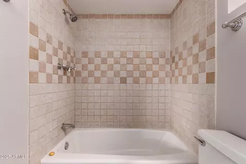 Bath - 1173 E Cochise Dr, Phoenix, AZ 85020 photo 2 of 3