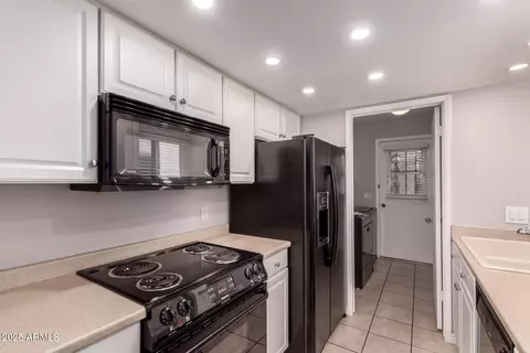 Kitchen - 1173 E Cochise Dr, Phoenix, AZ 85020 photo 2 of 2