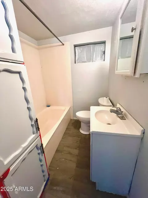 Bath - 2002 W Lawrence Rd, Phoenix, AZ 85015 photo 2 of 2