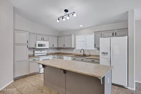 Kitchen - 2943 E Mead Dr, Gilbert, AZ 85298 photo 2 of 4