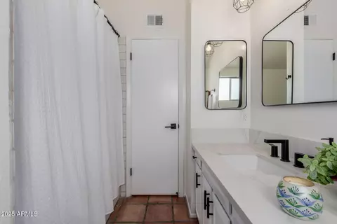 Bath - 1175 E Belmont Ave, Phoenix, AZ 85020 photo 3 of 3