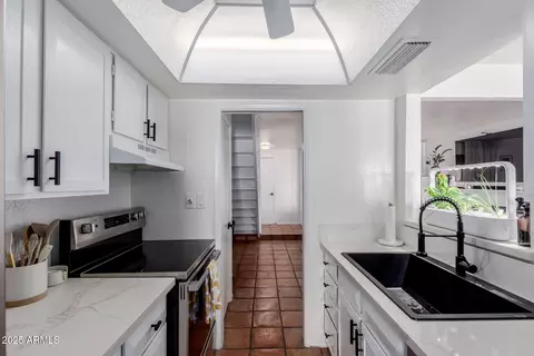 Kitchen - 1175 E Belmont Ave, Phoenix, AZ 85020 photo 2 of 3