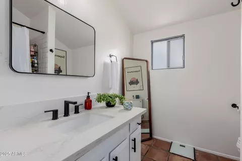 Bath - 1175 E Belmont Ave, Phoenix, AZ 85020 photo 2 of 3