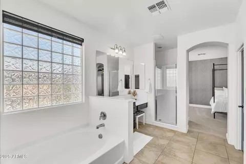 Bath - 3752 E Robin Ln, Gilbert, AZ 85296 photo 2 of 5