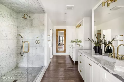 Bath - 5328 N 46th St, Phoenix, AZ 85018 photo 2 of 3