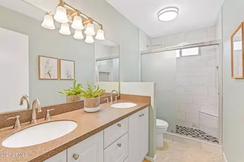 Bath - 3302 E Malapai Dr, Phoenix, AZ 85028 photo 3 of 4