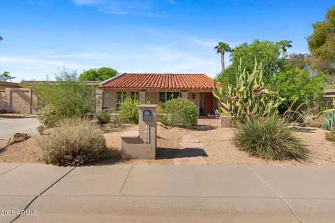 Exterior - 3302 E Malapai Dr, Phoenix, AZ 85028 photo 2 of 7