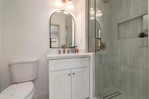 Bath - 3417 E Montecito Ave, Phoenix, AZ 85018 photo 3 of 3