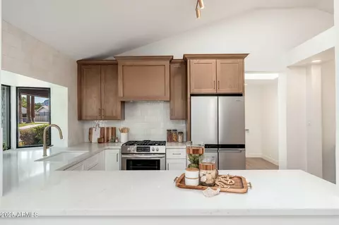 Kitchen - 3417 E Montecito Ave, Phoenix, AZ 85018 photo 5 of 7