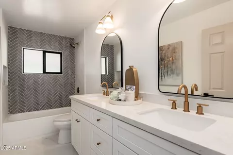 Bath - 3417 E Montecito Ave, Phoenix, AZ 85018 photo 2 of 3