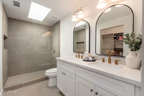 Bath - 3417 E Montecito Ave, Phoenix, AZ 85018 photo 1 of 3