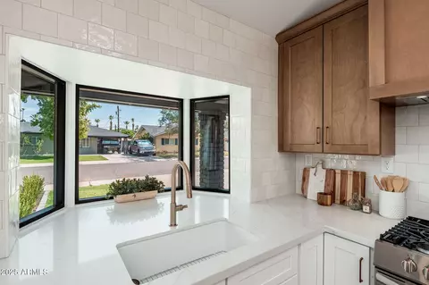 Kitchen - 3417 E Montecito Ave, Phoenix, AZ 85018 photo 7 of 7