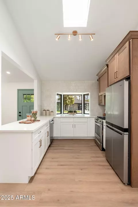 Kitchen - 3417 E Montecito Ave, Phoenix, AZ 85018 photo 3 of 7