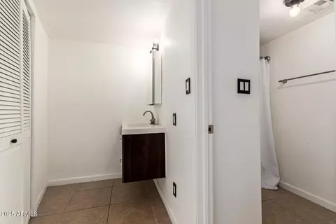Bath - 385 W Pierson St #D4, Phoenix, AZ 85013 photo 3 of 4
