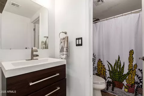 Bath - 385 W Pierson St #D4, Phoenix, AZ 85013 photo 1 of 4
