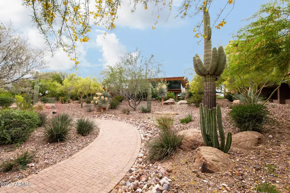 Exterior - 12964 W Fossil Dr, Peoria, AZ 85383 photo 8 of 10
