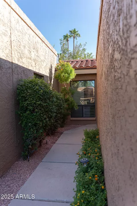 Exterior - 750 E Becker Ln, Phoenix, AZ 85020 photo 9 of 11