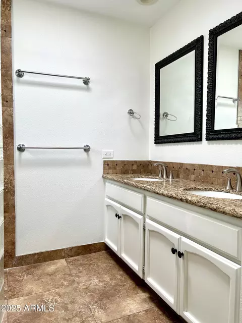 Bath - 750 E Becker Ln, Phoenix, AZ 85020 photo 1 of 4