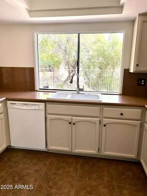 Kitchen - 750 E Becker Ln, Phoenix, AZ 85020 photo 3 of 4