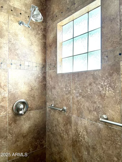 Bath - 750 E Becker Ln, Phoenix, AZ 85020 photo 3 of 4