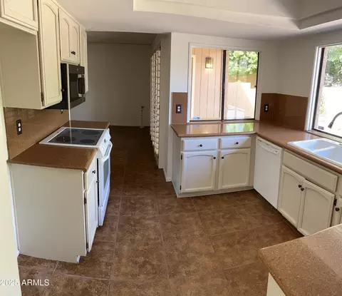 Kitchen - 750 E Becker Ln, Phoenix, AZ 85020 photo 2 of 4