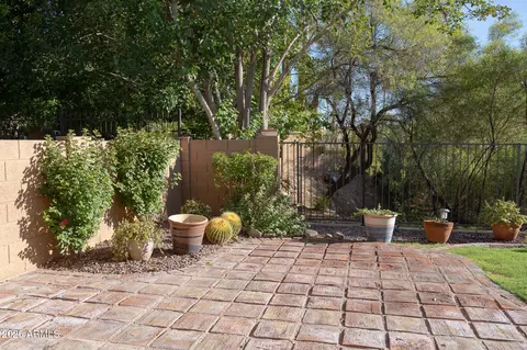 Exterior - 750 E Becker Ln, Phoenix, AZ 85020 photo 4 of 11