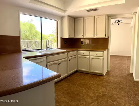Kitchen - 750 E Becker Ln, Phoenix, AZ 85020 photo 4 of 4