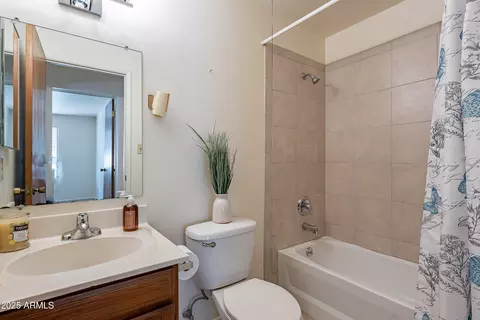 Bath - 1223 E Minnezona Ave, Phoenix, AZ 85014 photo 1 of 2