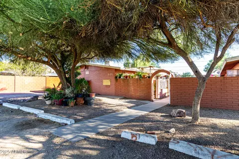 Exterior - 321 E Carol Ave, Phoenix, AZ 85020 photo 3 of 8