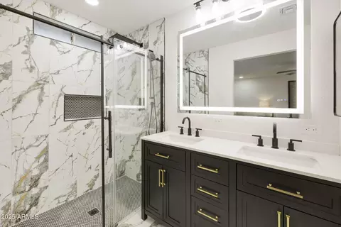 Bath - 4401 E Voltaire Ave, Phoenix, AZ 85032 photo 3 of 5