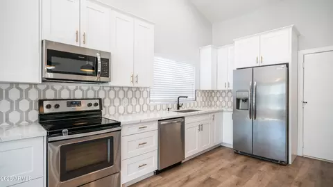 Kitchen - 4411 E Ashurst Dr, Phoenix, AZ 85048 photo 2 of 5