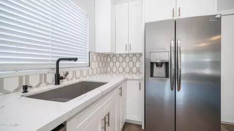 Kitchen - 4411 E Ashurst Dr, Phoenix, AZ 85048 photo 4 of 5