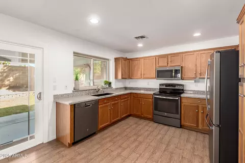 Kitchen - 4251 E Sundance Ave, Gilbert, AZ 85297 photo 2 of 3
