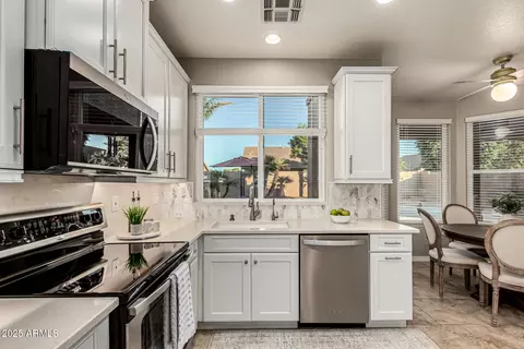 Kitchen - 3877 S Seton Ave, Gilbert, AZ 85297 photo 4 of 5
