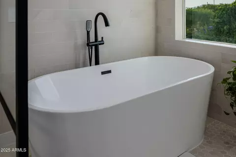 Bath - 7622 E Knoll St, Mesa, AZ 85207 photo 5 of 9