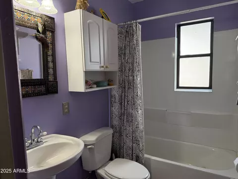 Bath - 1822 E Georgia Ave, Phoenix, AZ 85016 photo 1 of 4