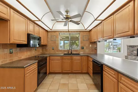 Kitchen - 8941 E Decatur Rd, Mesa, AZ 85207 photo 3 of 4