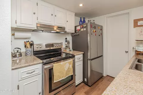 Kitchen - 708 E Cochise Dr #A, Phoenix, AZ 85020 photo 4 of 7
