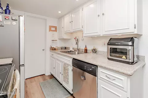 Kitchen - 708 E Cochise Dr #A, Phoenix, AZ 85020 photo 6 of 7