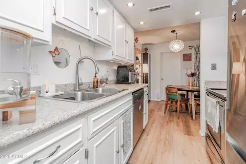 Kitchen - 708 E Cochise Dr #A, Phoenix, AZ 85020 photo 7 of 7