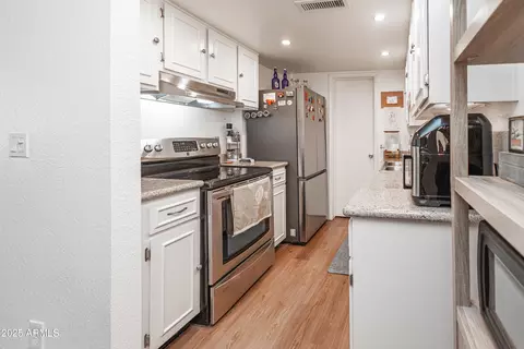 Kitchen - 708 E Cochise Dr #A, Phoenix, AZ 85020 photo 5 of 7