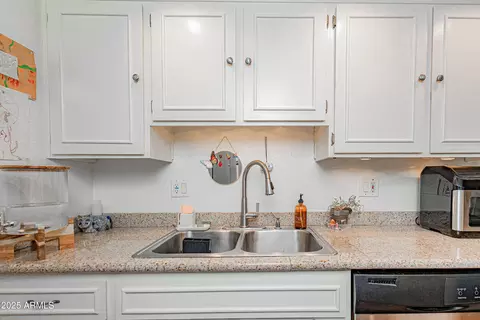 Kitchen - 708 E Cochise Dr #A, Phoenix, AZ 85020 photo 3 of 7