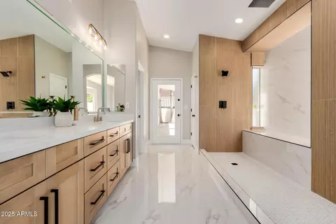 Bath - 1825 E Marilyn Rd, Phoenix, AZ 85022 photo 3 of 9