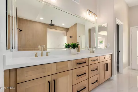Bath - 1825 E Marilyn Rd, Phoenix, AZ 85022 photo 1 of 9