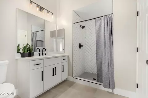 Bath - 1825 E Marilyn Rd, Phoenix, AZ 85022 photo 8 of 9