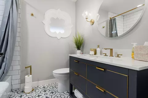 Bath - 4434 E Beck Ln, Phoenix, AZ 85032 photo 3 of 4