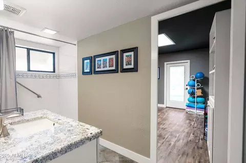 Bath - 4434 E Beck Ln, Phoenix, AZ 85032 photo 4 of 4