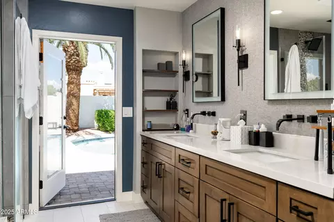 Bath - 4434 E Beck Ln, Phoenix, AZ 85032 photo 2 of 4