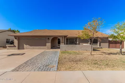 6210 W Desert Hills Dr, Glendale, AZ 85304