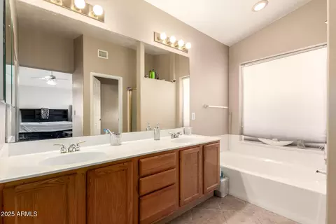 Bath - 4604 E Summerhaven Dr, Phoenix, AZ 85044 photo 2 of 4